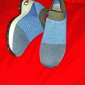 Women's sport shoes size 8 never been worn